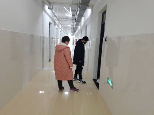 图片包含 室内, 男人, 站, 建筑描述已自动生成